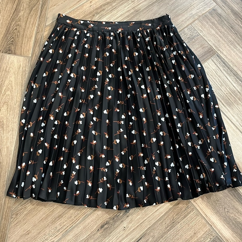 EPIK Blacl Floral Print Pleated Skirt EUC